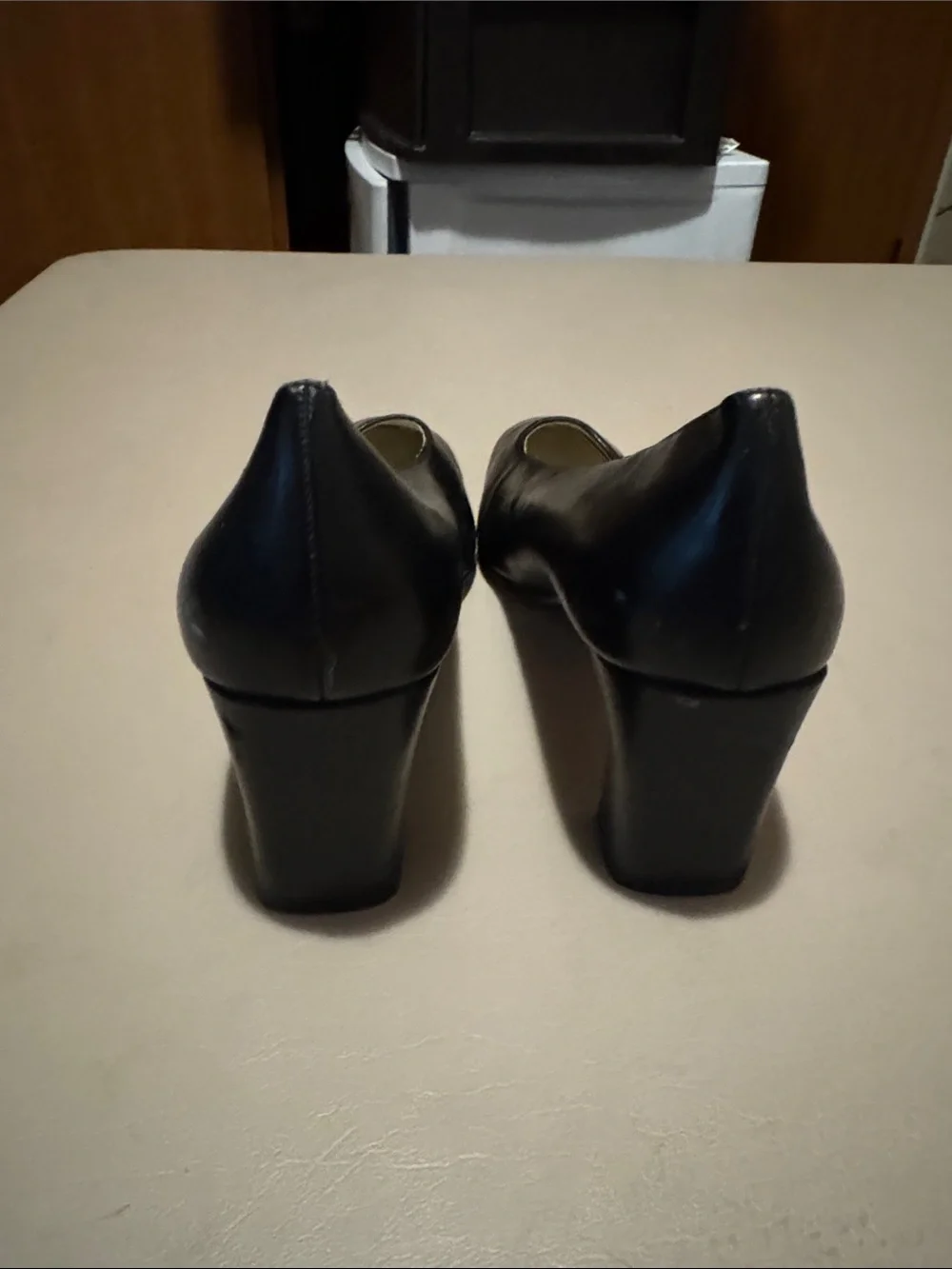 Women’s Black Leather Mid-Heel Pumps